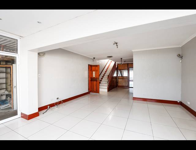 6M² BUILDING FOR SALE IN SYDENHAM